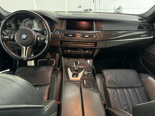 Cargar imagen en el visor de la galería, BMW M5 COMPETITION EDITION 1/200
